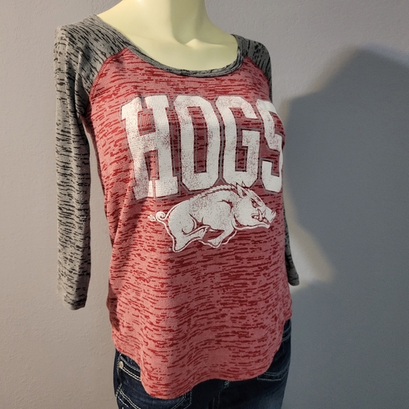Pro Player Gray & Red Arkansas Hogs Scoop Neck 3/4 Sleeve Tee - Picture 2 of 5